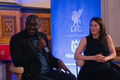 Emile Heskey, ehemaliger StÃ¼rmer des Liverpool FC und der englischen Nationalmannschaft sowie ehemaliger Leiter der FuÃŸballentwicklung bei Leicester City Women, und Niamh Fahey, ehemalige KapitÃ¤nin des Liverpool FC, sprechen bei einer Podiumsdiskussion von Husqvarna und dem Liverpool FC